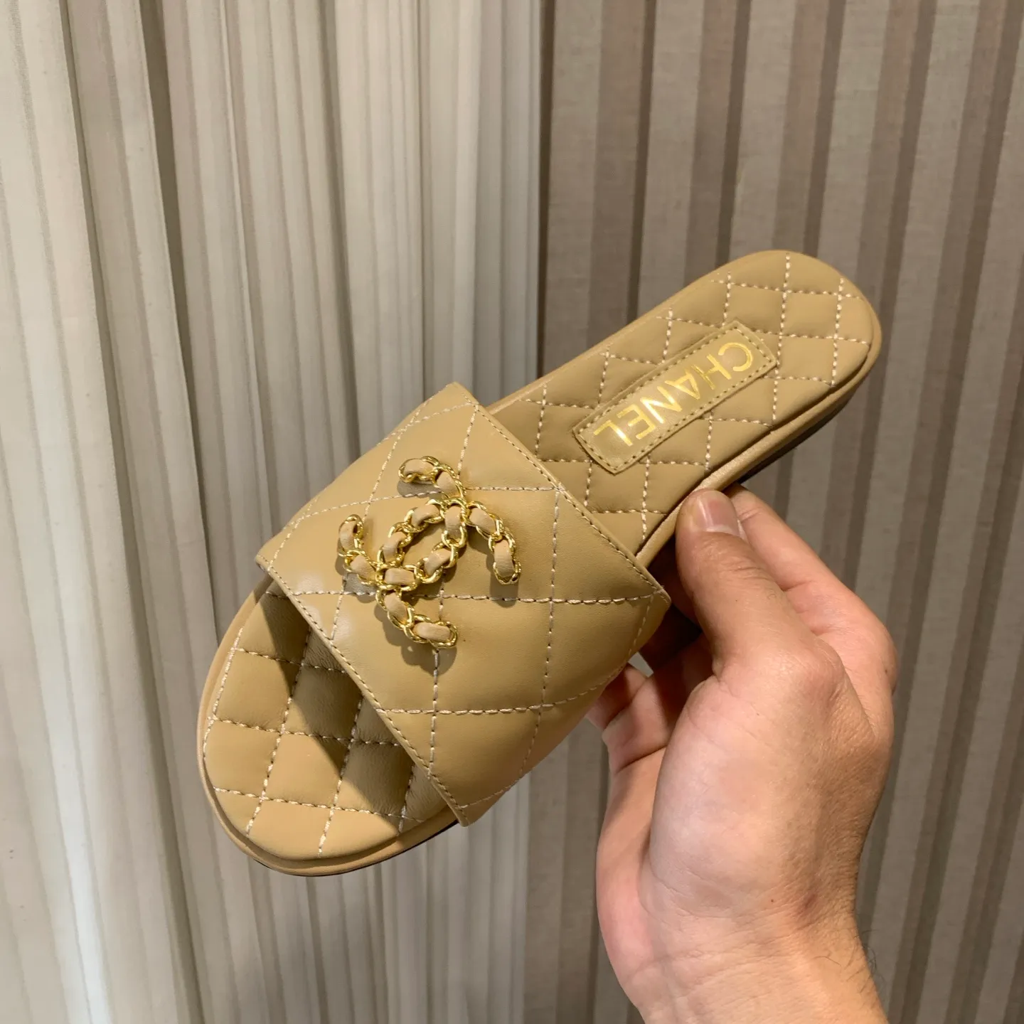 👟👟Ex-factory price 500👟👟 🍀Chanel Xiaoxiang 25ss new lazy double C-buckle slippers. Versatile, slimming and elegant slippers. A slipper with great appearance. It looks great with any combination! Lazy slippers are worth recommending. Calfskin upper, mixed sheepskin lining, Italian genuine leather outsole. Size: 35-41 (40 and 41 customized, non-refundable) 👉